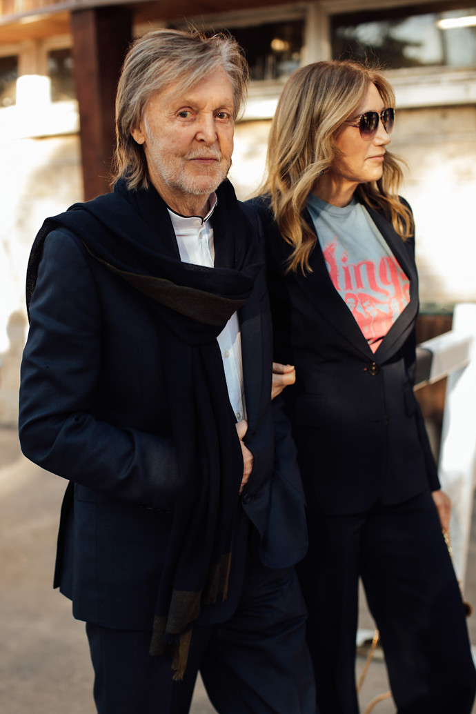 Na fashion weeku v Paříži nechyběl ani Paul McCartney, který navštívil přehlídku své dcery Stelly McCartney.
