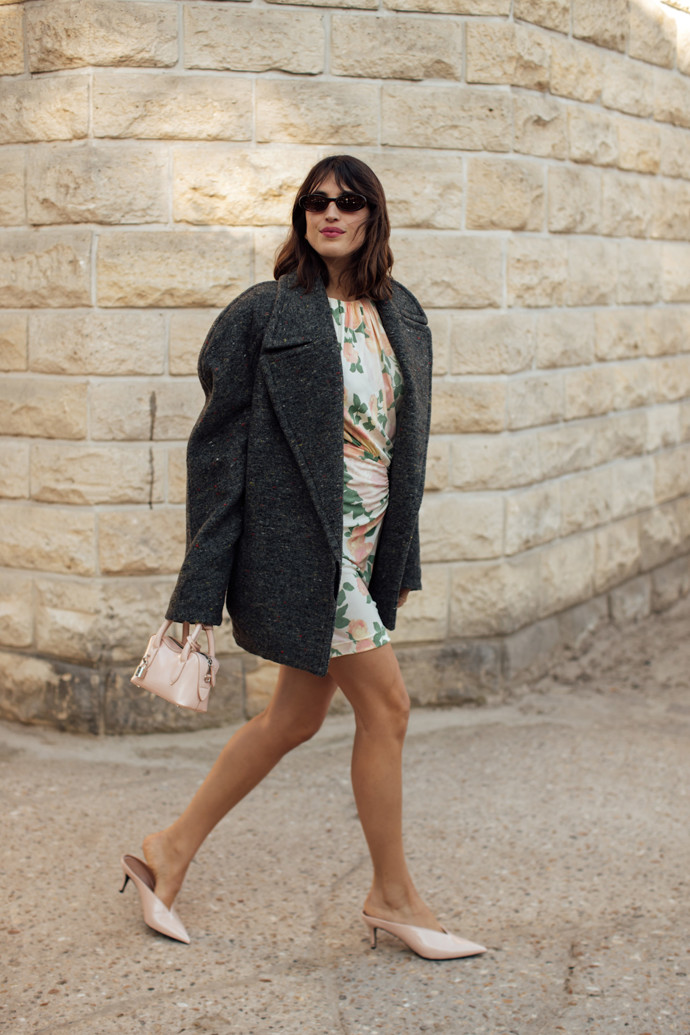 Jeanne Damas tentokrát v mini květovaných šatech a šedém oversized kabátu.
