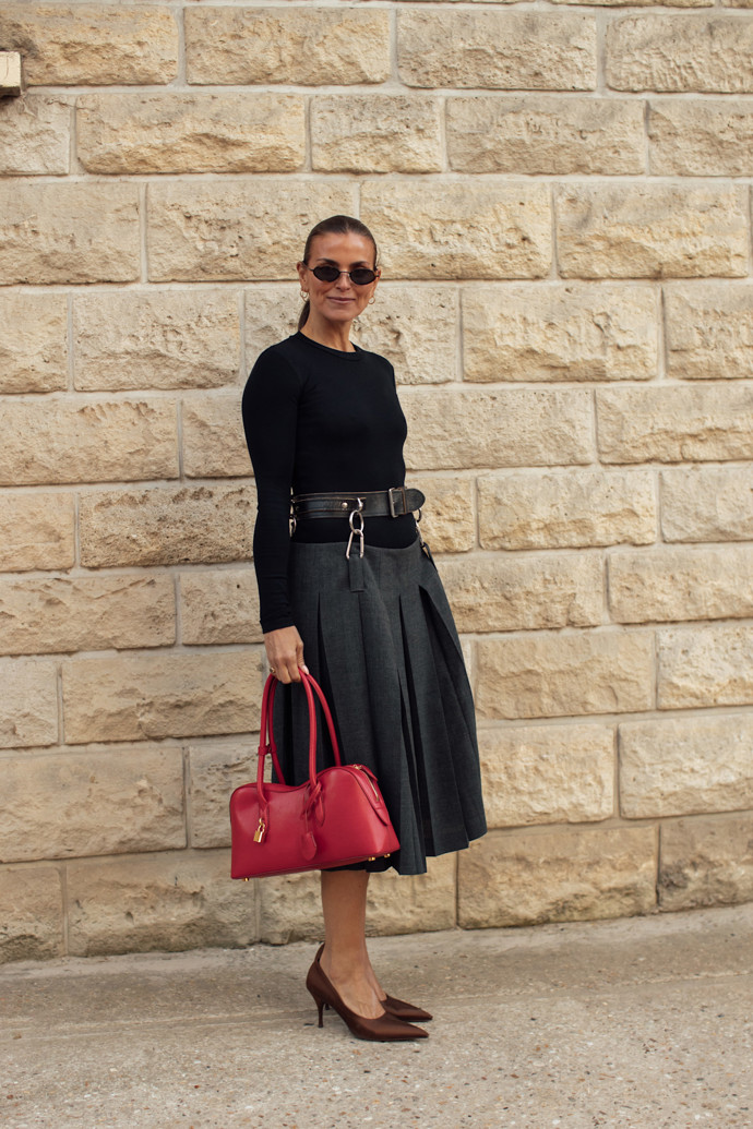 Outfit v černo-šedé kombinaci skvěle oživí zářivě červená kabelka.
