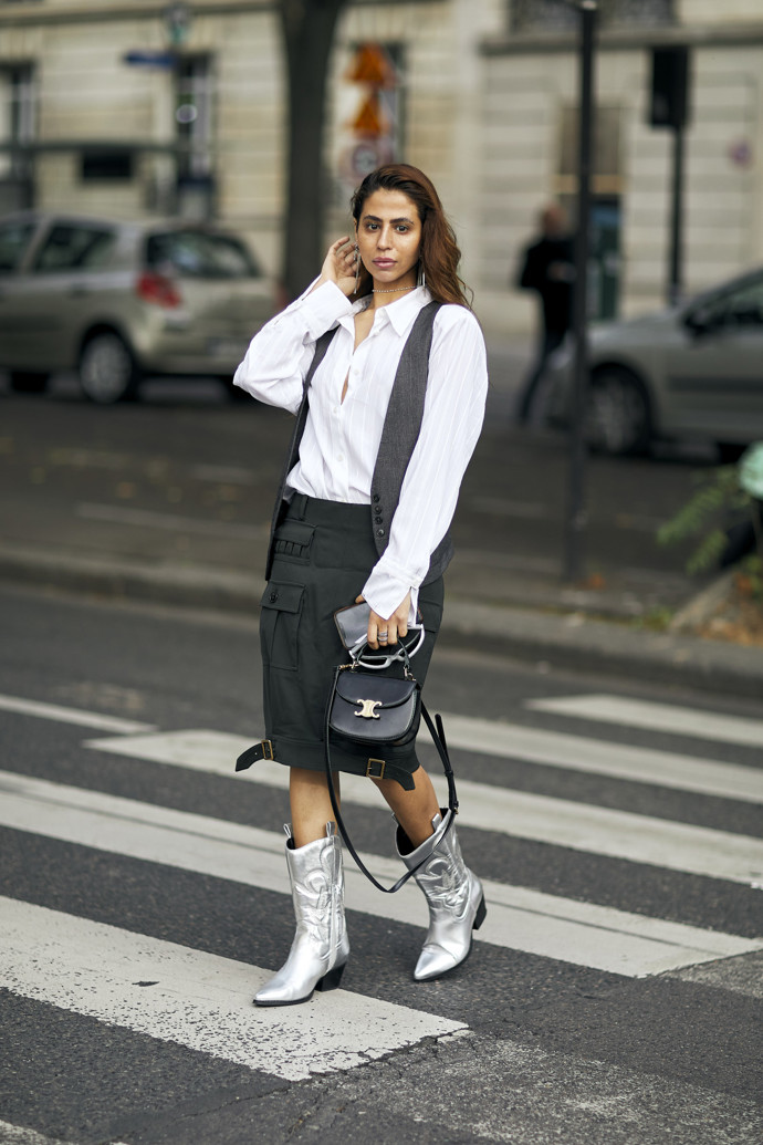 Stříbrné kovbojské kozačky zkombinujte s outfitem v tónech šedé a bílé.
