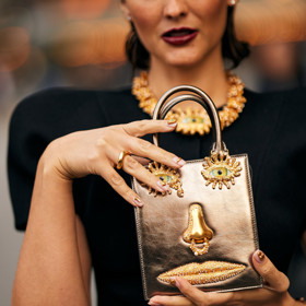 Extravagantní kousky nejsou zakázané. Pamatujte však, že je lepší i zde vsadit na kvalitu, aby taštička nepůsobila lacině
Extravagantní kousky nejsou zakázané. Pamatujte však, že je lepší i zde vsadit na kvalitu, aby taštička nepůsobila lacině