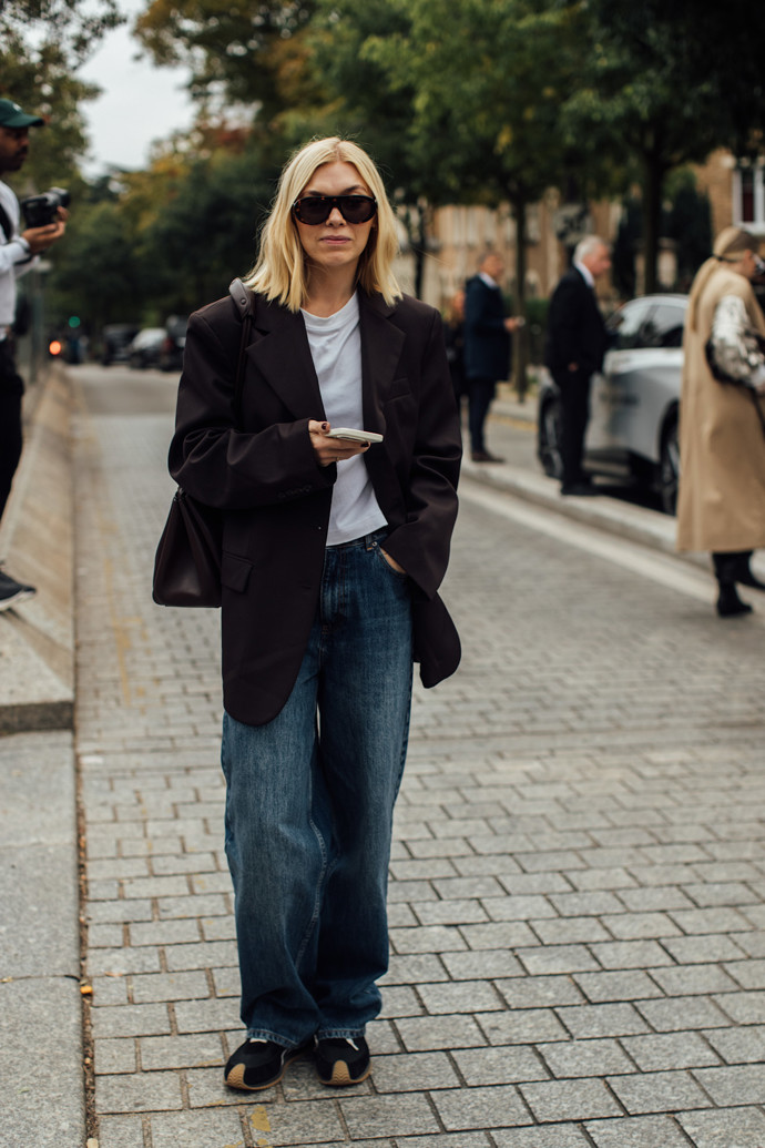 Oversize černé sako je letos pilířem šatníku
Oversize černé sako je letos pilířem šatníku
