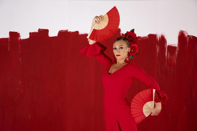 6. Flamenco
Buduje sílu dolních končetin a zlepšuje stabilitu těla. Zároveň podporuje vzpřímené držení těla a sebevědomý postoj.
