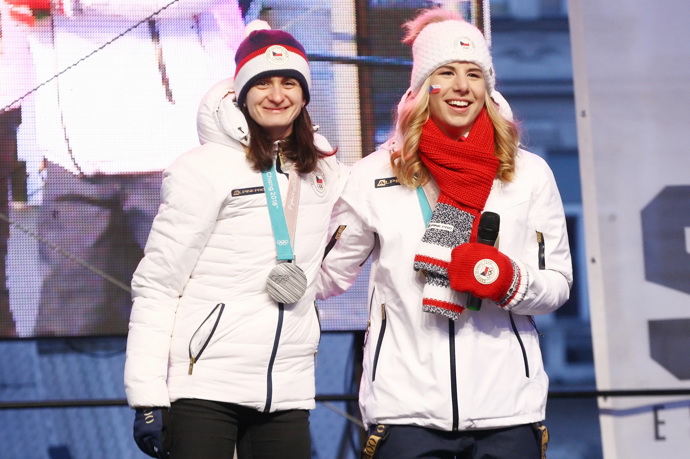 Martina s Ester Ledeckou po návrátu z olympiády 2018

