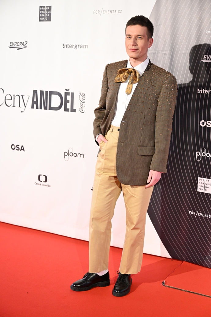 Daniel Krejčík v outfitu od módní návrhářky Jany Horejšové
