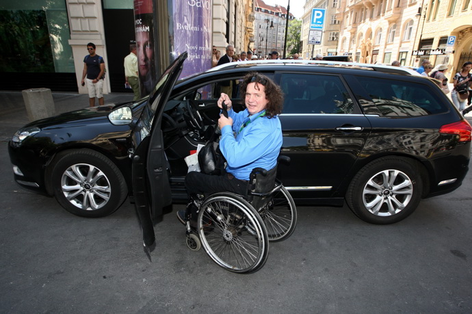 Bez problémů řídí herec auto
Bez problémů řídí herec auto