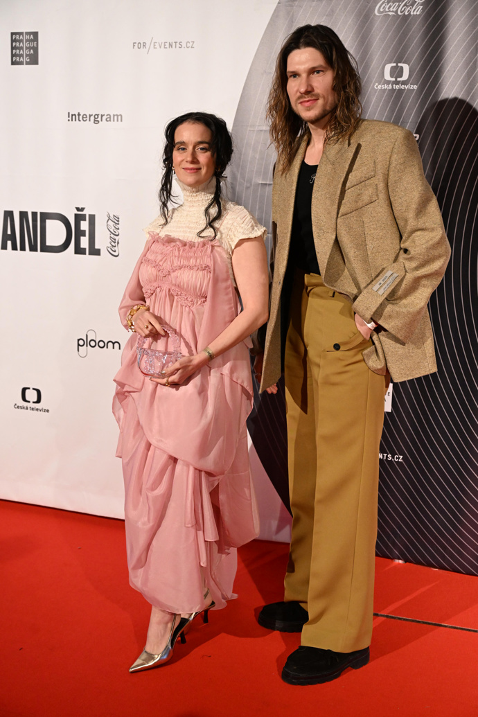 Hudebník Marcell zvolil outfit od návrháře Jana Černého, jeho žena Linda Procházka šaty od Anny Tran
