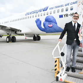 Letuška v pilotní kabině.
