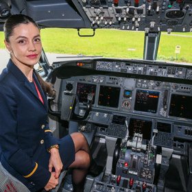 Letuška v pilotní kabině.
