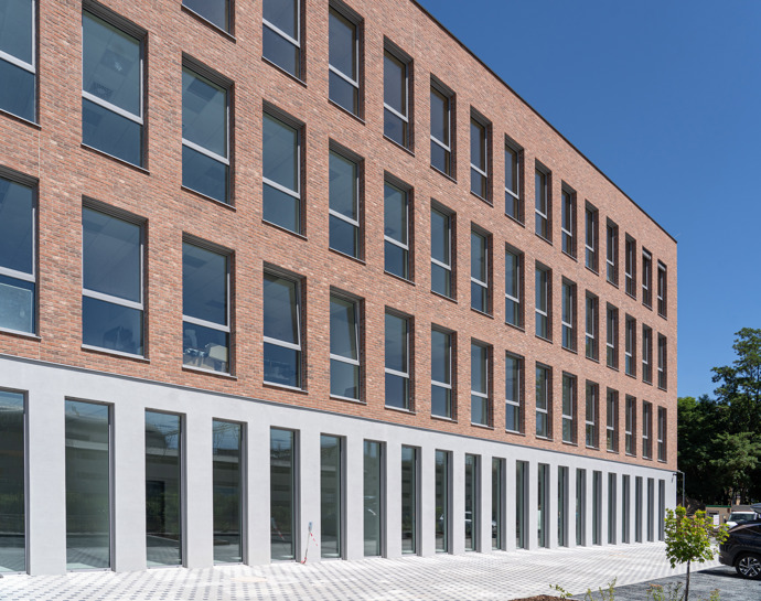 Lokalita bývalých vinařských závodů Tauber & Fischl nabídla dostatek prostoru i jasný příběh. Právě ten architekti ze studia David Architekti využili jako výchozí bod návrhu. 
