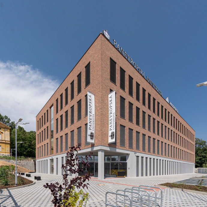 Uvnitř se prostor otevírá. Dominantou je centrální atrium s halou v přízemí, které funguje jako přirozené místo setkávání.
