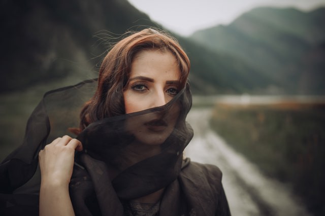 žena