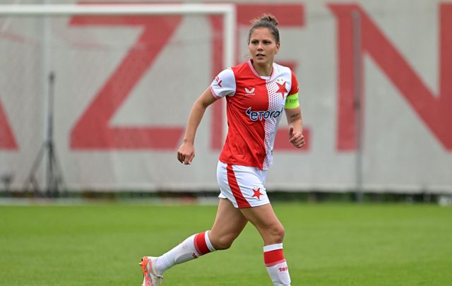 Kapitánka fotbalové Slavie Diana Bartovičová miluje fotbal a Slavia je pro ni druhý domov. Neumí si představit, že by hrála v jiném dresu.
Kapitánka fotbalové Slavie Diana Bartovičová miluje fotbal a Slavia je pro ni druhý domov. Neumí si představit, že by hrála v jiném dresu.