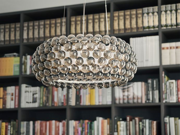Stále větší roli hraje i světlo. Designéři dávají přednost nepřímému, teplému osvětlení, které se během dne přirozeně proměňuje a respektuje biorytmus člověka. 
