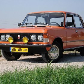 Polská licence, která nikdy neokouzlila vzhledem, ale přežila díky praktičnosti. Auto pro rodiny, co chtěly „něco lepšího než nic“.
