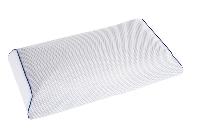 Polštář MagniStretch, Magniflex, 3 690 Kč (vel. M)

Polštář z kolekce MagniStretch využívá patentovanou technologii jako stejnojmenná matrace, která je nejprodávanější kolekcí značky Magniflex. Tato technologie funguje na jednoduchém principu, kdy využívá váhu hlavy a krku k protažení krční páteře. Speciální průřezy zajišťují jemné protažení meziobratlových plotének cervikální páteře a krčních svalů během spánku. Tím se uvolňuje svalové napětí, což napomáhá ke kvalitnějšímu a ničím nerušenému spánku. Patentovaná paměťová pěna Memoform a ortopedická pěna Eliosoft podepřou hlavu a krk tak, aby páteř zůstala v rovině a mohla maximálně využít čas spánku pro komplexní regeneraci. Pěna se okamžitě navrací do původního tvaru, takže se nemusíte obávat proležení nebo příliš pomalého navracení. Potah polštáře je vyroben z inovativní tkaniny MagniCool s 3D větracím lemem, který zajišťuje vysokou prodyšnost a dynamické snížení teploty pro rychlejší usnutí a hlubší spánek. Všechny materiály použité pro výrobu polštáře MagniStretch jsou certifikovány OEKO-TEX, který je zárukou zdravotní nezávadnosti, a tudíž jsou vhodné i pro citlivou pokožku. 
