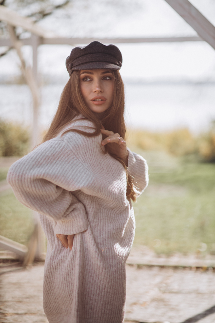 Oversized modely jsou sexy, doplnit je můžete stylovou čapkou nebo baretem. 
