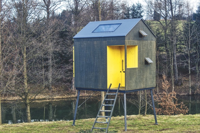Posed domeček, Farma Poříčí

Jedním z vrcholů minimalistického způsobu cestování je ubytování v posedu. Parta říkající si TreeBee nebo také Posedlí rozjela projekt Kupsiposed.cz, v rámci něhož posedy typu Krabička, Domeček a Saunička jak prodává, tak pronajímá. První dva zmíněné stojí na Farmě Poříčí nedaleko Pelhřimova, přičemž v Domečku, jakkoli na to nevypadá, se pohodlně vyspí až pět dospělých osob. Ale protože posed rozhodně není určený jen k přespání, díky skládací posteli se prostor dá všestranně využít. Součástí jsou jak výhledy do krajiny a na hvězdy, tak gourmet snídaně na terase posedu. 
