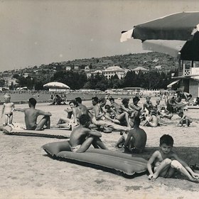 Dovolená za socialismu začínala u úředních přepážek, kde bylo potřeba získat řadu povolení. Bez výjezdní doložky a devizového příslibu se člověk za hranice jednoduše nedostal.
