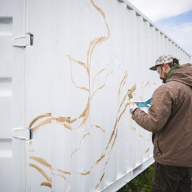 Vyvýšené záhony, ovocné stromy, včely, koně, ohniště i velký mural na kontejneru. Na okraji lesa v pražské Krči vznikla komunitní zahrada Velký háj, která je se svými pěti hektary největší svého druhu v metropoli.
Vyvýšené záhony, ovocné stromy, včely, koně, ohniště i velký mural na kontejneru. Na okraji lesa v pražské Krči vznikla komunitní zahrada Velký háj, která je se svými pěti hektary největší svého druhu v metropoli.