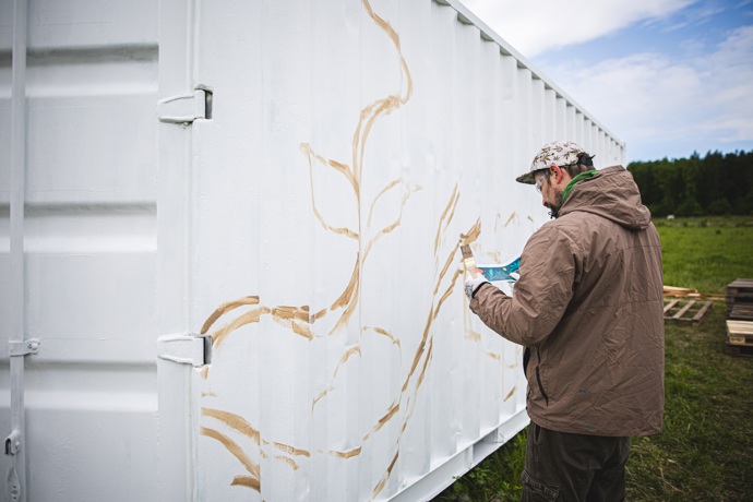 Vyvýšené záhony, ovocné stromy, včely, koně, ohniště i velký mural na kontejneru. Na okraji lesa v pražské Krči vznikla komunitní zahrada Velký háj, která je se svými pěti hektary největší svého druhu v metropoli.
