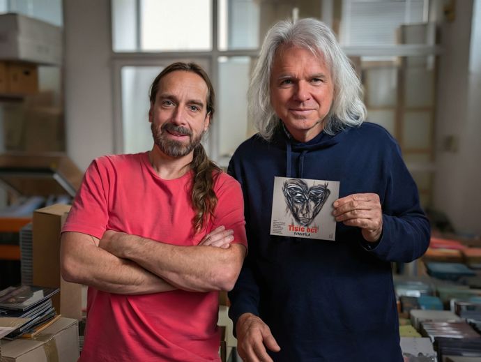 Šéf vydavatelství OneHotBook Martin Pilař (vlevo) má čich na bestsellery, i Tisíc očí Ivana Fíly mezi ně patří.
Šéf vydavatelství OneHotBook Martin Pilař (vlevo) má čich na bestsellery, i Tisíc očí Ivana Fíly mezi ně patří.