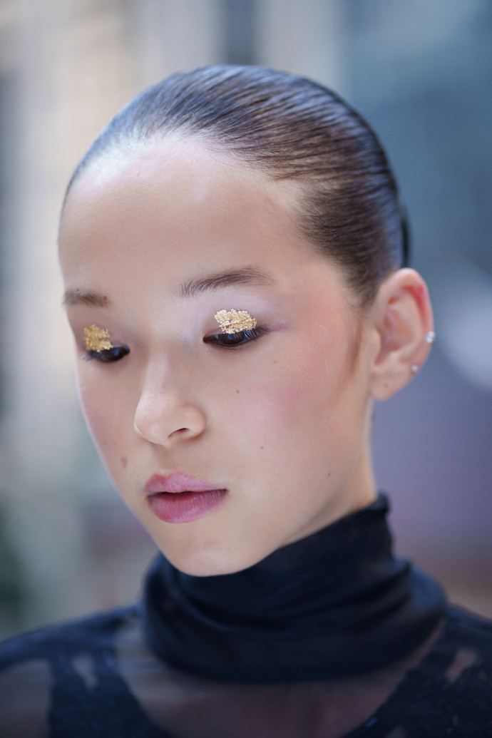 Zlaté pláty na očních víčkách měly modelky na přehlídce Prabal Gurung SS 2026
Zlaté pláty na očních víčkách měly modelky na přehlídce Prabal Gurung SS 2026