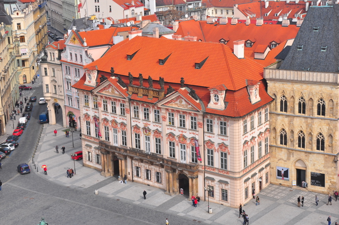 Tato památka stojí na Staroměstském náměstí, poznáte ji?
