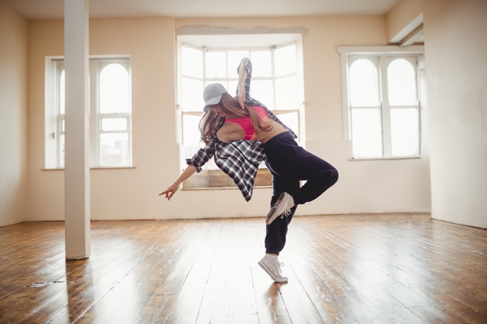 9. Dance flow
Tanec inspirovaný jógou kombinuje protahování, posilování a rovnováhu. Je šetrný ke kloubům a ideální pro udržení pohyblivosti v každém věku.
