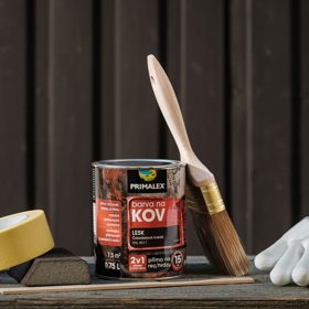 K renovaci si připravte dobré čistící prostředky, brusnou houbu nebo něco podobného, pásku na oblepení, barvu, plochý štětec a ochranné rukavice. 
