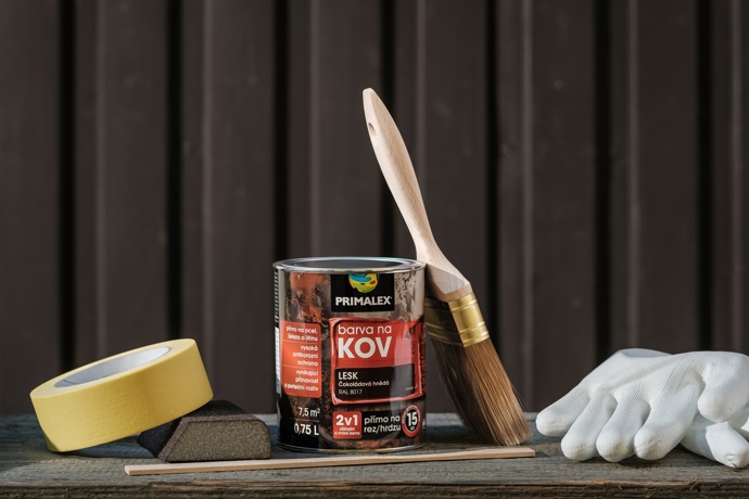 K renovaci si připravte dobré čistící prostředky, brusnou houbu nebo něco podobného, pásku na oblepení, barvu, plochý štětec a ochranné rukavice. 
