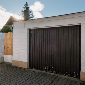 Stará oprýskaná vrata mohou vypadat jako nová. Stačí jim věnovat trochu péče. Když se rozhodnete pro jejich renovaci, začněte nejdříve u toho nejdůležitějšího a tím je jejich správná funkce.
