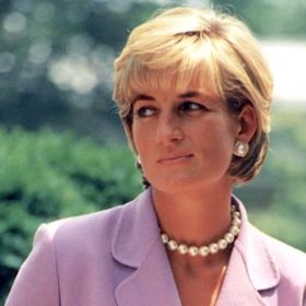 Princezna Diana ztělesňovala eleganci a půvab a ve své době platila za módní ikonu. Kostýmky Chanel doplněné perlami jsou nestárnoucí klasikou.
Princezna Diana ztělesňovala eleganci a půvab a ve své době platila za módní ikonu. Kostýmky Chanel doplněné perlami jsou nestárnoucí klasikou.