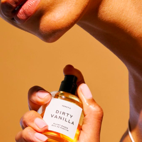 Přírodní parfém Heretic Parfum – Dirty Vanilla s vůní cedru, koriandru, kafru, vanilky, pačuli, santalu, styraxu a vetiveru, 3950 Kč
