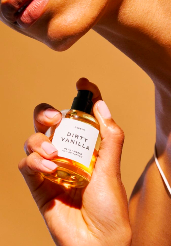 Přírodní parfém Heretic Parfum – Dirty Vanilla s vůní cedru, koriandru, kafru, vanilky, pačuli, santalu, styraxu a vetiveru, 3950 Kč
