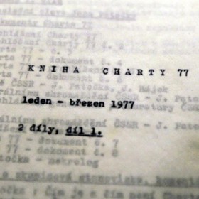 Dokument Charty 77 představoval výzvu k dodržování základních lidských práv v Československu. Přestože šlo o pokojnou iniciativu, režim ji okamžitě označil za nepřátelskou akci.
