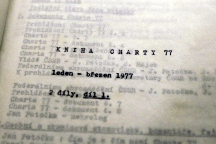Dokument Charty 77 představoval výzvu k dodržování základních lidských práv v Československu. Přestože šlo o pokojnou iniciativu, režim ji okamžitě označil za nepřátelskou akci.
