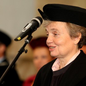 Technická univerzita v Liberci udělila čestný doktorát Daně Drábové. Ocenění měla tato žena po zásluze mnoho, tím nejvýznamnějším je vyznamenání japonského císaře.
