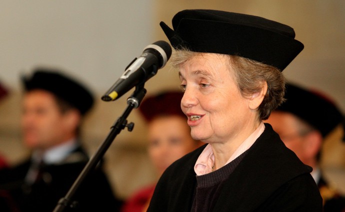 Technická univerzita v Liberci udělila čestný doktorát Daně Drábové. Ocenění měla tato žena po zásluze mnoho, tím nejvýznamnějším je vyznamenání japonského císaře.
