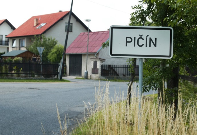 Pičín (německy Pitschin) je obec v okrese Příbram ve Středočeském kraji, asi 7 km severovýchodně od Příbrami. Žije zde 642 obyvatel. V severním výběžku území obce leží vrch a přírodní rezervace Kuchyňka.
Pičín (německy Pitschin) je obec v okrese Příbram ve Středočeském kraji, asi 7 km severovýchodně od Příbrami. Žije zde 642 obyvatel. V severním výběžku území obce leží vrch a přírodní rezervace Kuchyňka.