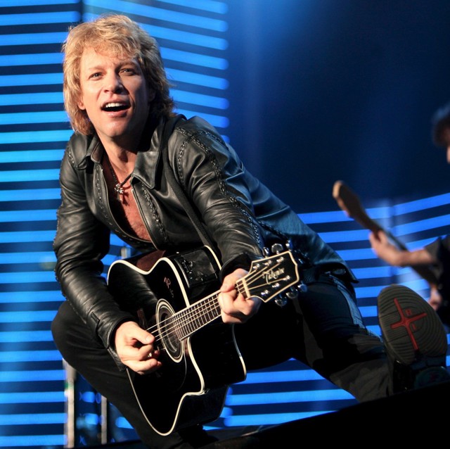 Jon Bon Jovi slaví narozeniny, odměňte se na jeho počest inspirativní módou podle jeho šatníku.
