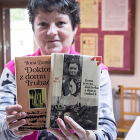Knihovnice Jaroslava Sušerová s knihami Doktorka z domu, o Vlastě Kálalové
Knihovnice Jaroslava Sušerová s knihami Doktorka z domu, o Vlastě Kálalové