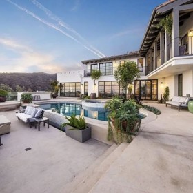 Hollywoodský herec Brad Pitt si pořídil nový domov, který spojuje noblesu starého španělského stylu s moderním komfortem. Za luxusní rezidenci v kopcích Hollywood Hills, odkud je vidět až na Tichý oceán, zaplatil podle amerických médií 12 milionů dolarů.
Hollywoodský herec Brad Pitt si pořídil nový domov, který spojuje noblesu starého španělského stylu s moderním komfortem. Za luxusní rezidenci v kopcích Hollywood Hills, odkud je vidět až na Tichý oceán, zaplatil podle amerických médií 12 milionů dolarů.