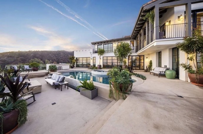 Hollywoodský herec Brad Pitt si pořídil nový domov, který spojuje noblesu starého španělského stylu s moderním komfortem. Za luxusní rezidenci v kopcích Hollywood Hills, odkud je vidět až na Tichý oceán, zaplatil podle amerických médií 12 milionů dolarů. 
