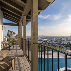 Dům stojí na vyvýšeném místě, odkud je vidět jak centrum Los Angeles, tak i daleko na oceán.
Dům stojí na vyvýšeném místě, odkud je vidět jak centrum Los Angeles, tak i daleko na oceán.