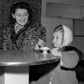 Mléčný bar v roce 1950.
Mléčný bar v roce 1950.