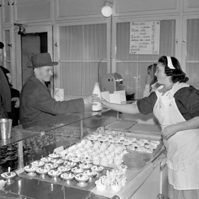 Snímek vznikl v jednom z pražských mléčných barů v roce 1950.
Snímek vznikl v jednom z pražských mléčných barů v roce 1950.