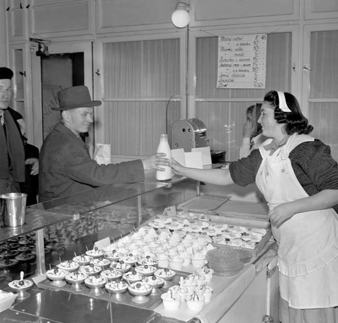 Snímek vznikl v jednom z pražských mléčných barů v roce 1950.
