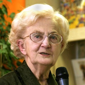 Narodila se v dalekém Charbinu a její život byl od začátku plný nečekaných zvratů. Přesto si dokázala vybudovat silnou kariéru v české medicíně i literatuře.
