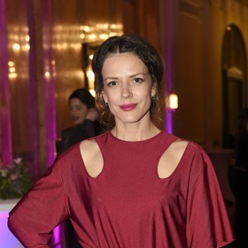 Herečka Andrea Růžičková (dříve Kerestešová) oblékla na Česko-Slovenský ples v roce 2022 elegantní červené šaty
Herečka Andrea Růžičková (dříve Kerestešová) oblékla na Česko-Slovenský ples v roce 2022 elegantní červené šaty